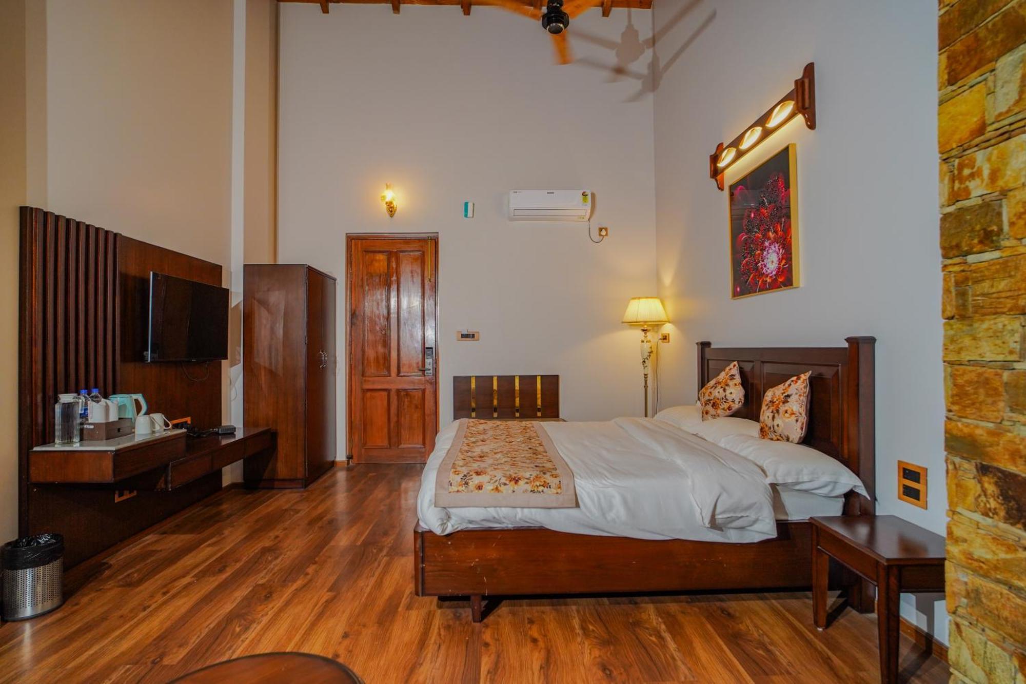 Neelesh Inn- A Luxury Lake View Hotel- 20 Kms From Nainital Bhīm Tāl Buitenkant foto