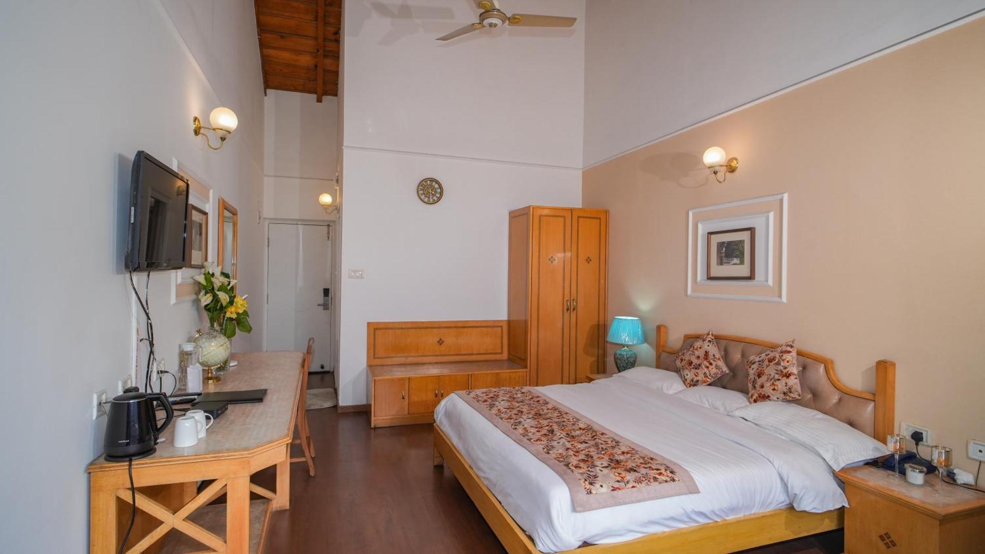 Neelesh Inn- A Luxury Lake View Hotel- 20 Kms From Nainital Bhīm Tāl Buitenkant foto