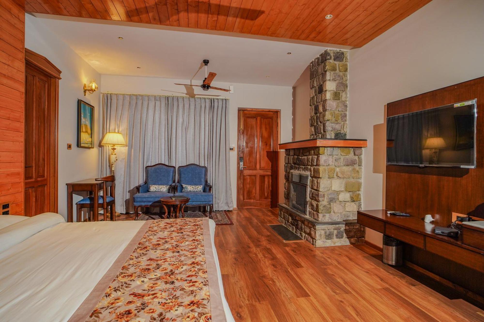Neelesh Inn- A Luxury Lake View Hotel- 20 Kms From Nainital Bhīm Tāl Buitenkant foto