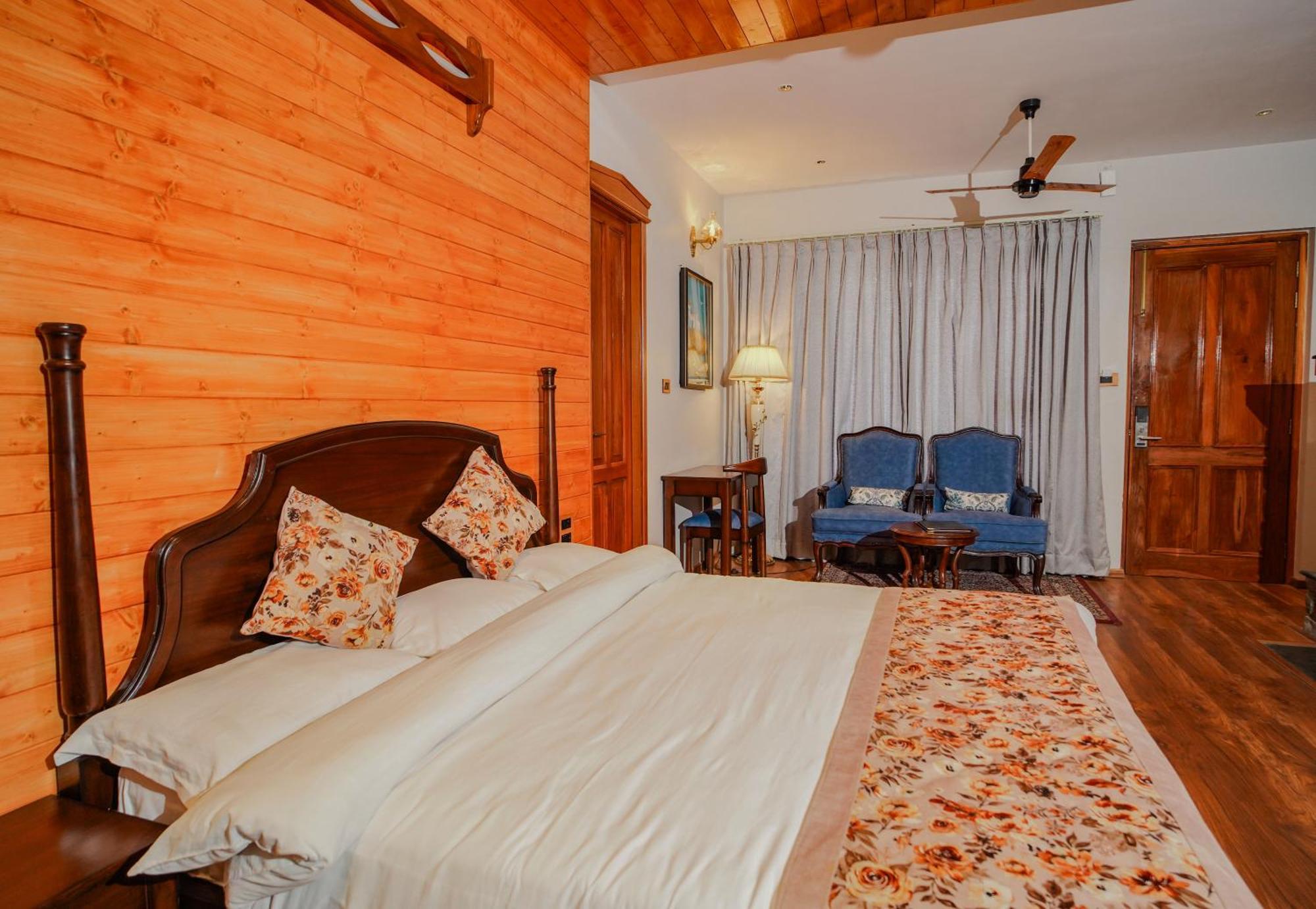 Neelesh Inn- A Luxury Lake View Hotel- 20 Kms From Nainital Bhīm Tāl Buitenkant foto