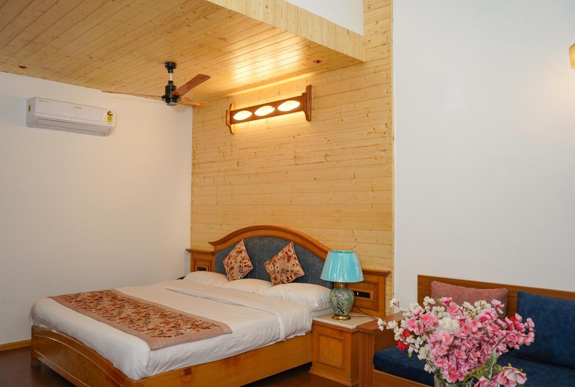 Neelesh Inn- A Luxury Lake View Hotel- 20 Kms From Nainital Bhīm Tāl Buitenkant foto