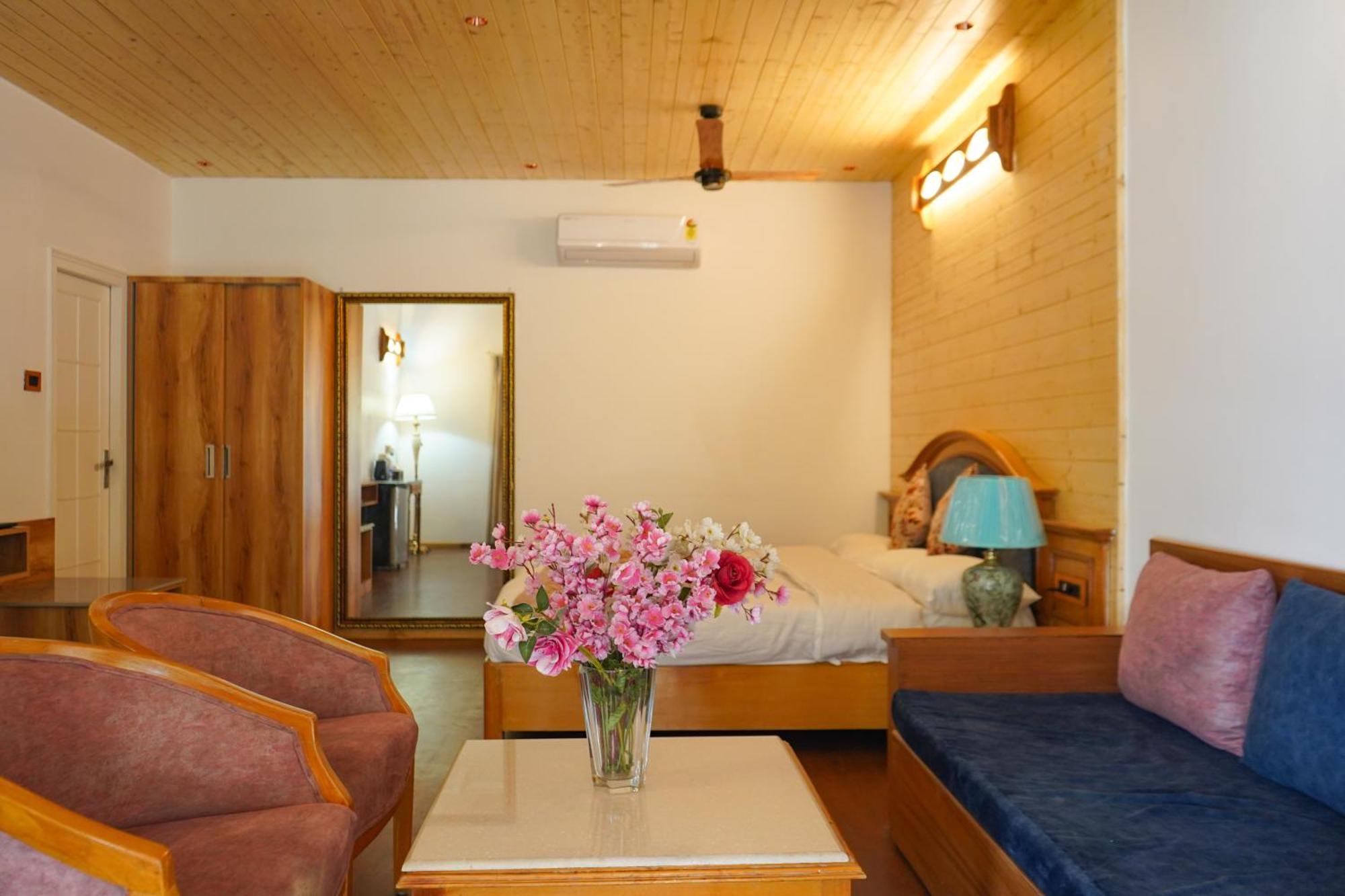 Neelesh Inn- A Luxury Lake View Hotel- 20 Kms From Nainital Bhīm Tāl Buitenkant foto